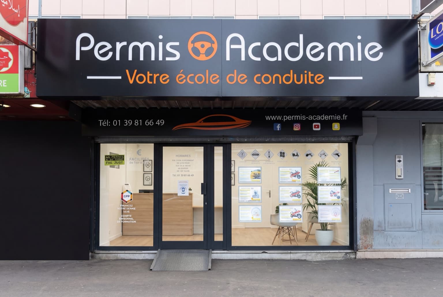 Façade de l'auto-école Permis Académie au 155 avenue Maurice Utrillo à Argenteuil (95100)